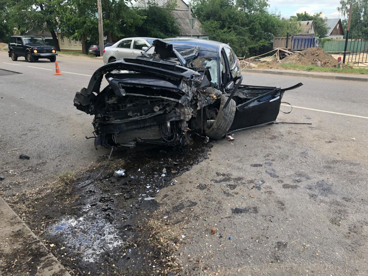 В Тамбове на Гагарина иномарка протаранила дерево: водитель в больнице |  17.06.2022 | Тамбов - БезФормата