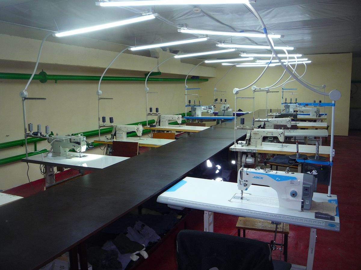 Настилочные столы в швейном производстве