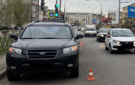 В Тамбове мужчина попал под машину, когда переходил дорогу на красный
